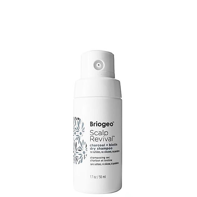 Scalp Revival Charcoal + Biotin Dry Shampoo de Briogeo. Precio: 25,95 euros