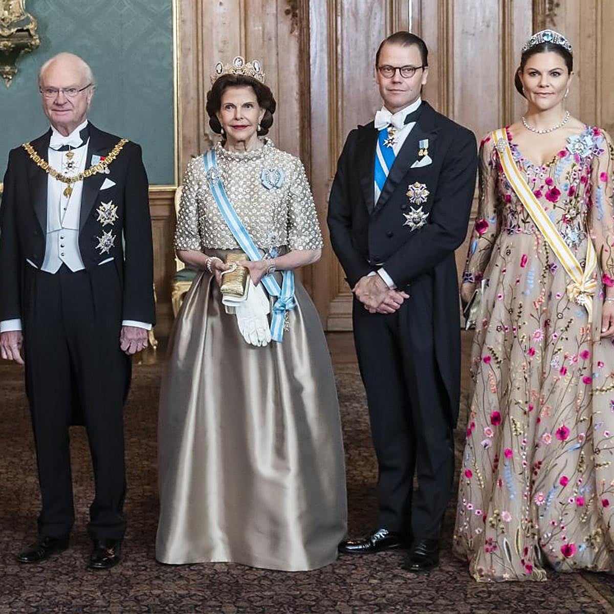 Los reyes Carlos Gustavo y Silvia de Suecia, junto a los príncipes Daniel y Victoria.