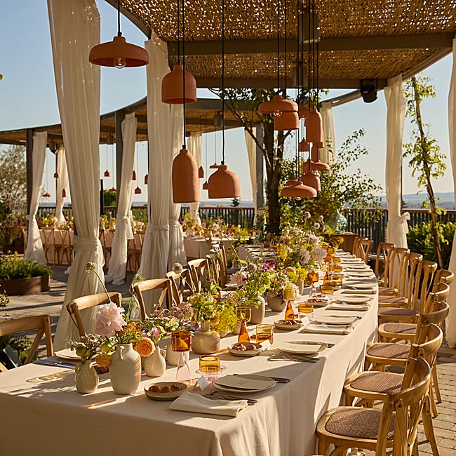 La mesa donde se sirvió la cena también rindió homenaje a la artesanía. ÁLVARO TOMÉ