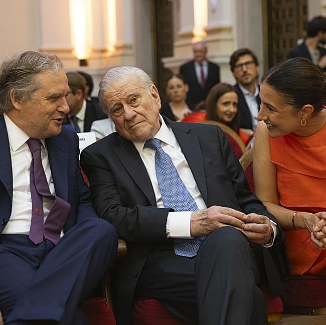 Ignacio Ybarra, presidente de Vocento, el doctor Valentín Fuster y Samary FernándezFeito, directora general del Área de Lujo, Estilo de Vida y Revistas de Vocento.