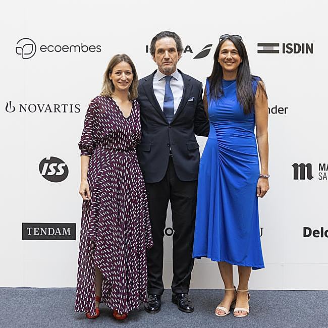 Eduardo Petrossi, CEO de Mahou San Miguel, con Beatriz Herrera, directora de Planificación Estratégica, Reputación Corporativa y Sostenibilidad, y Marta Avilés, directora de Comunicación Externa.