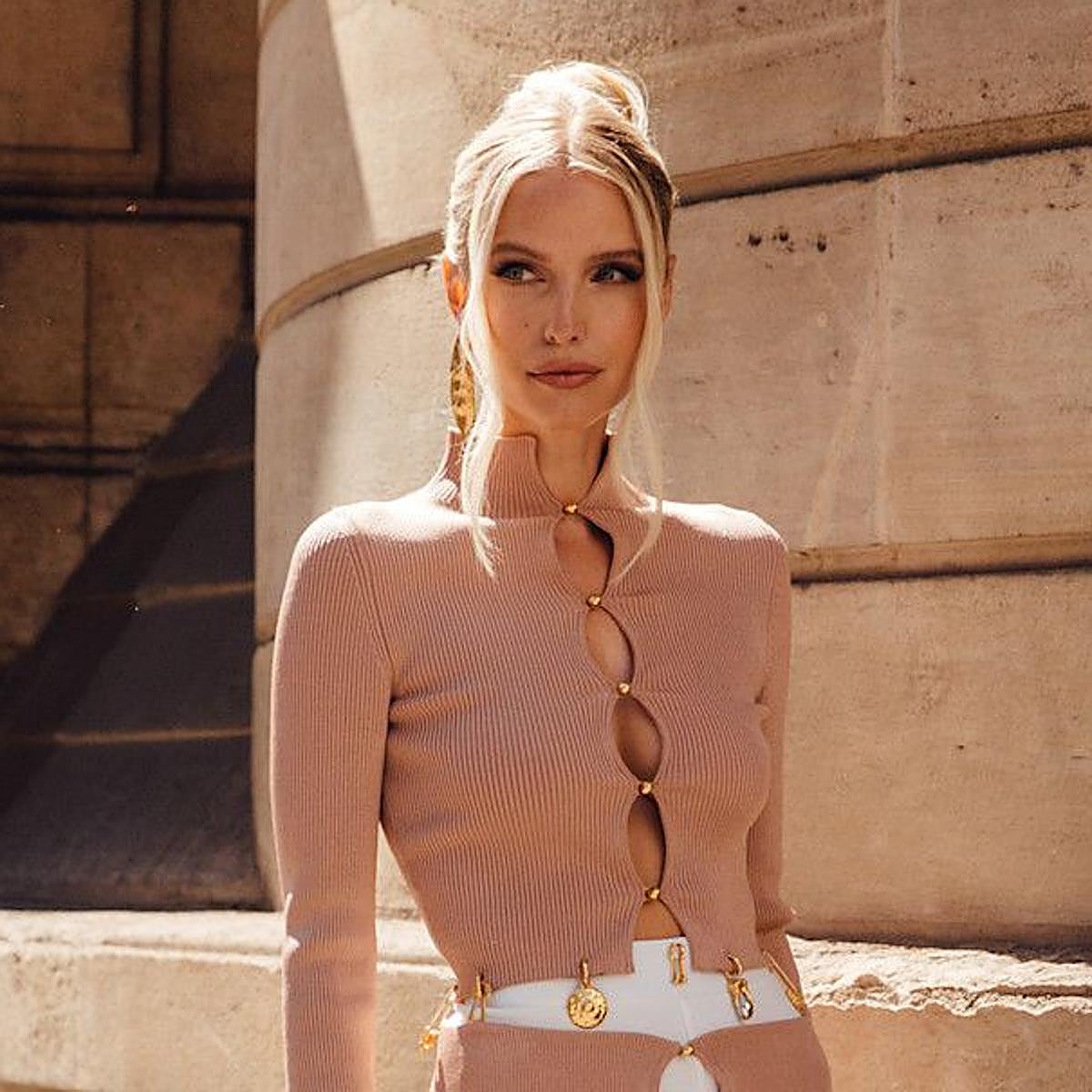 Influencer con peinado de invitada tendencia