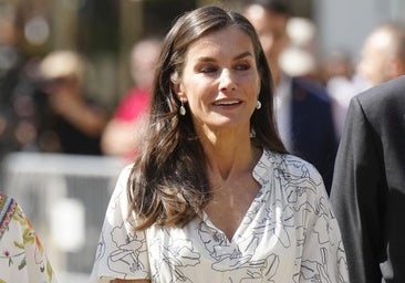 La reina Letizia inaugura la temporada de sandalias en la Feria del Libro: de tacón cómodo y con un vestido de Hugo Boss
