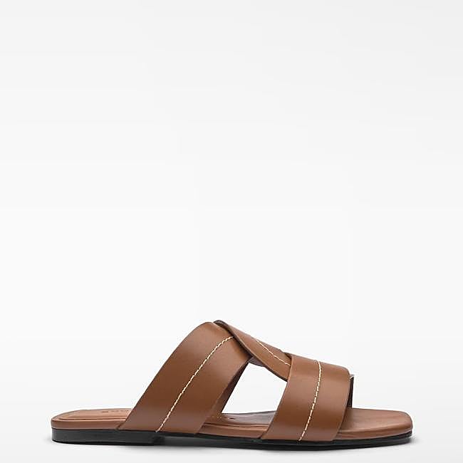 Sandalias marrones de Adolfo Domínguez, 129 euros.