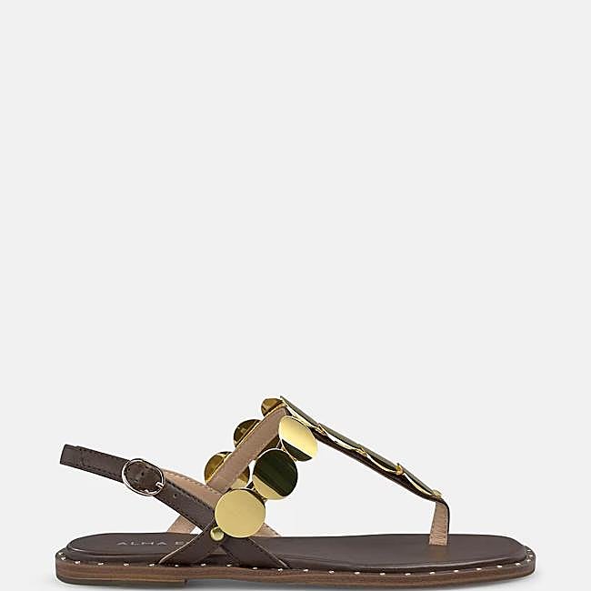 Sandalias marrones con detalles dorados de Alma en Pena, 120 euros.