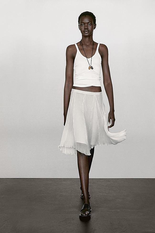 Top blanco con tirantes finos y acabado rib de Massimo Dutti.