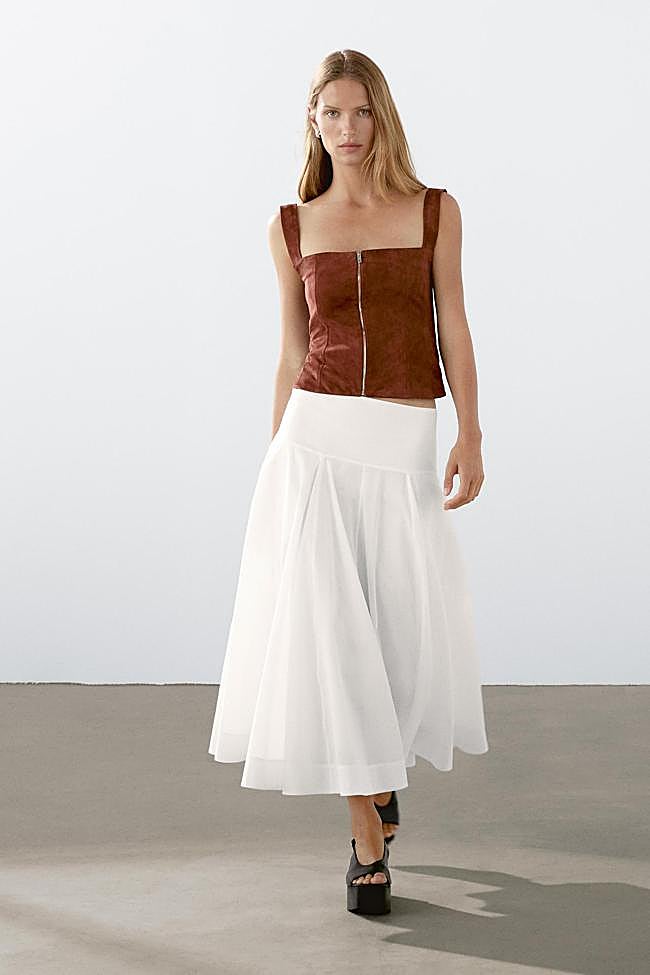 Top con cremallera en piel de Massimo Dutti.