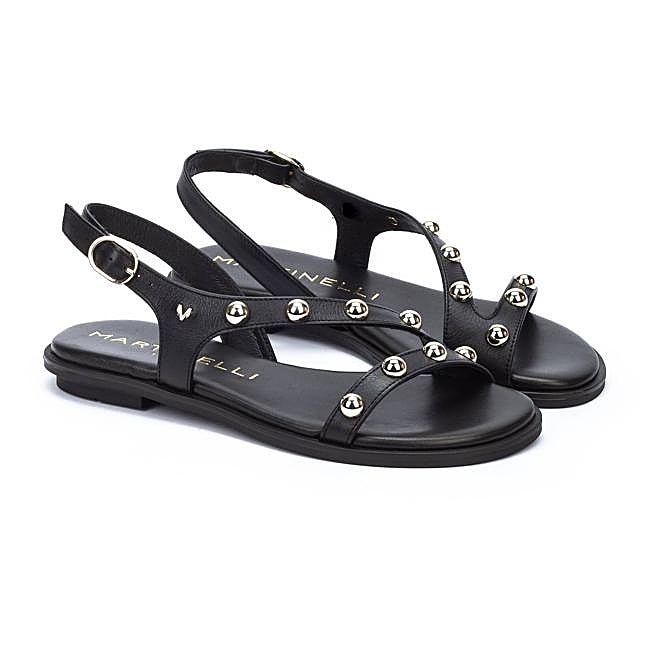 Sandalia con detalle de tachuelas en color negro de Martinelli.