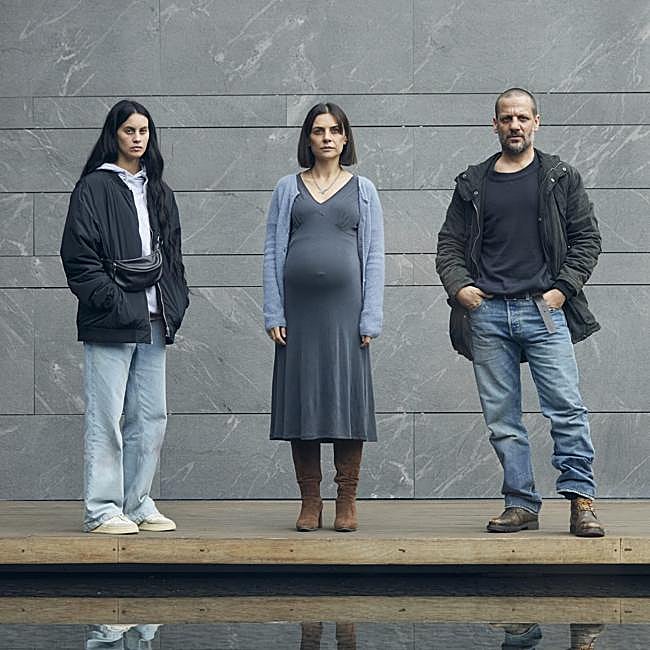 Milena Smit, Miren Ibarguren y Rodrigo de la Serna en una imagen de la serie Los sin nombre.