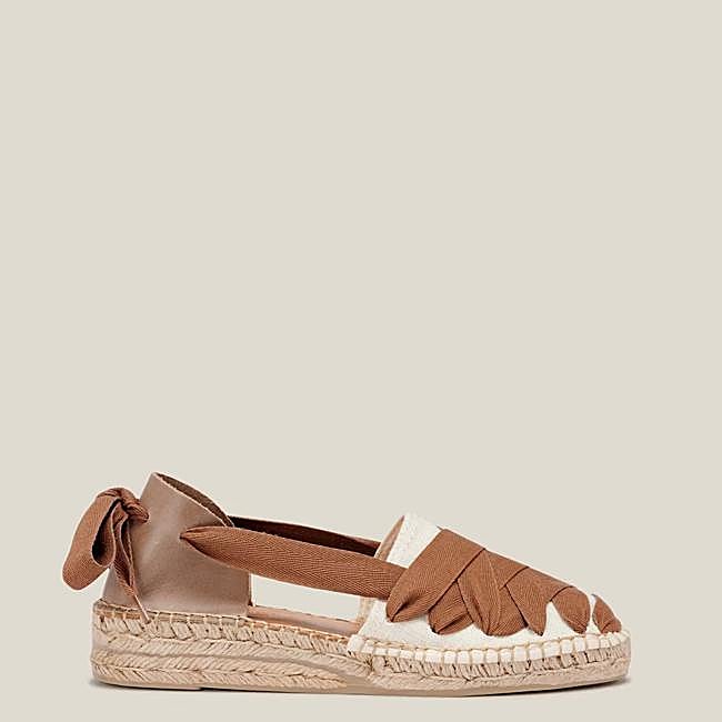 Alpargatas planas con cintas a contraste de Naguisa, 112 euros.