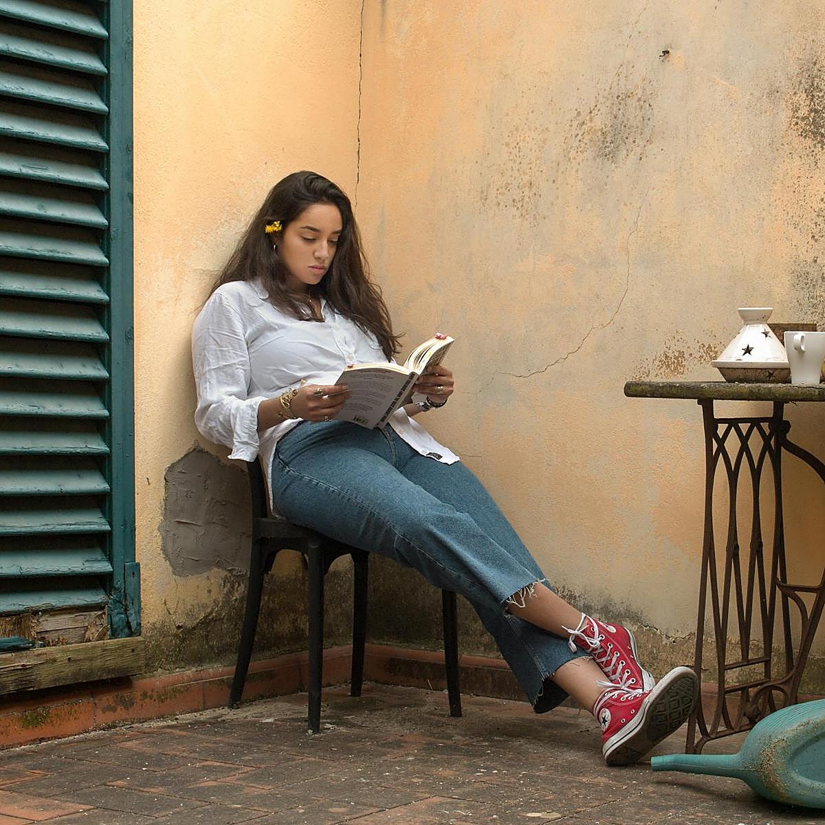 Disfrutar de un buen libro al aire libre es uno de los grandes placeres del verano.