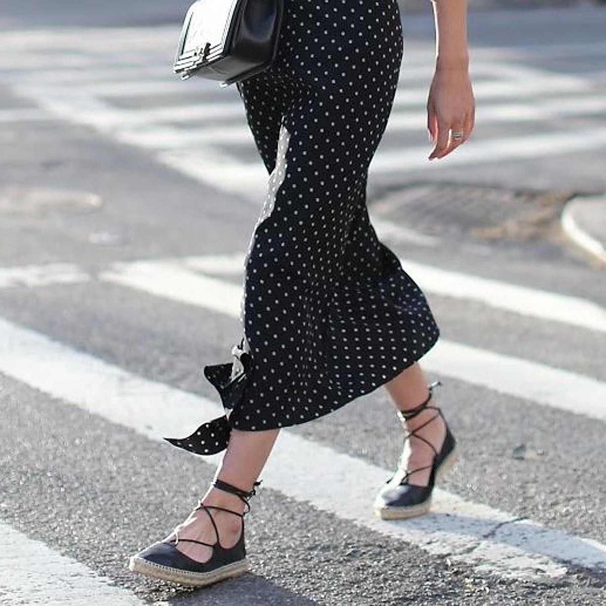 Influencer con alpargatas con cordones