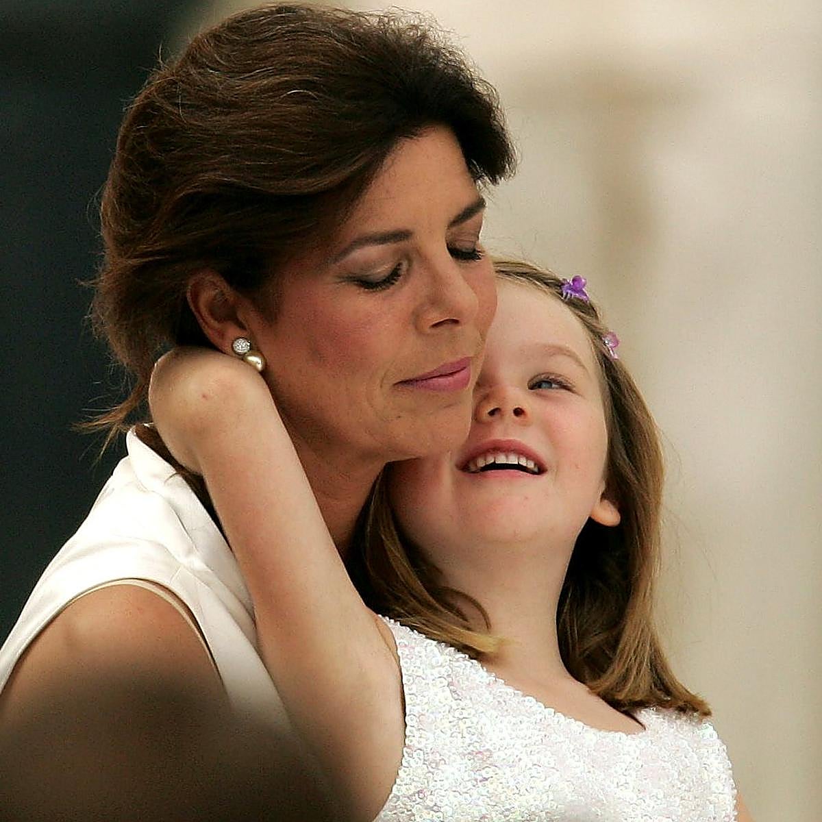 Carolina de Mónaco junto a una pequeña Alexandra de Hannover.