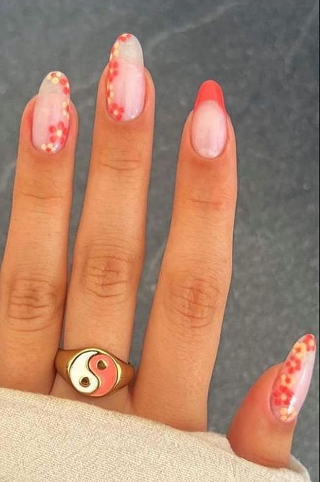 Manicura en coral para el verano