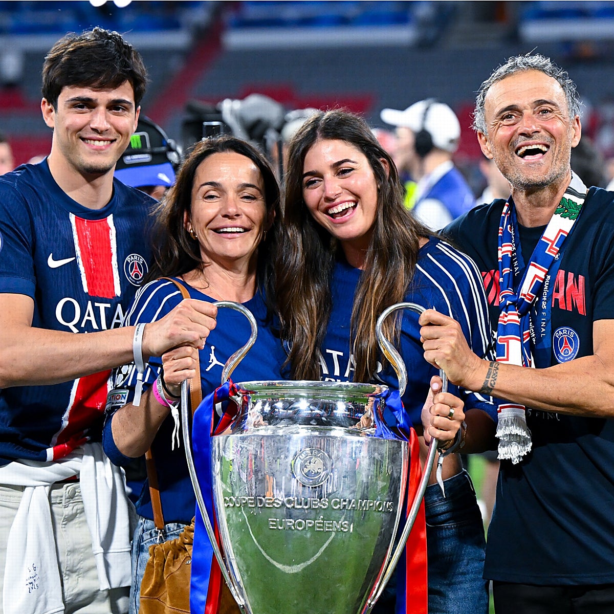 Luis Enrique celebra la victoria en la Champions junto a su mujer y sus hijos.