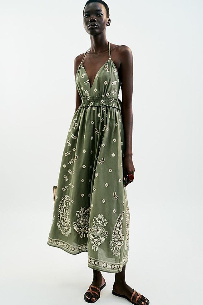 Vestido midibordados Zara.