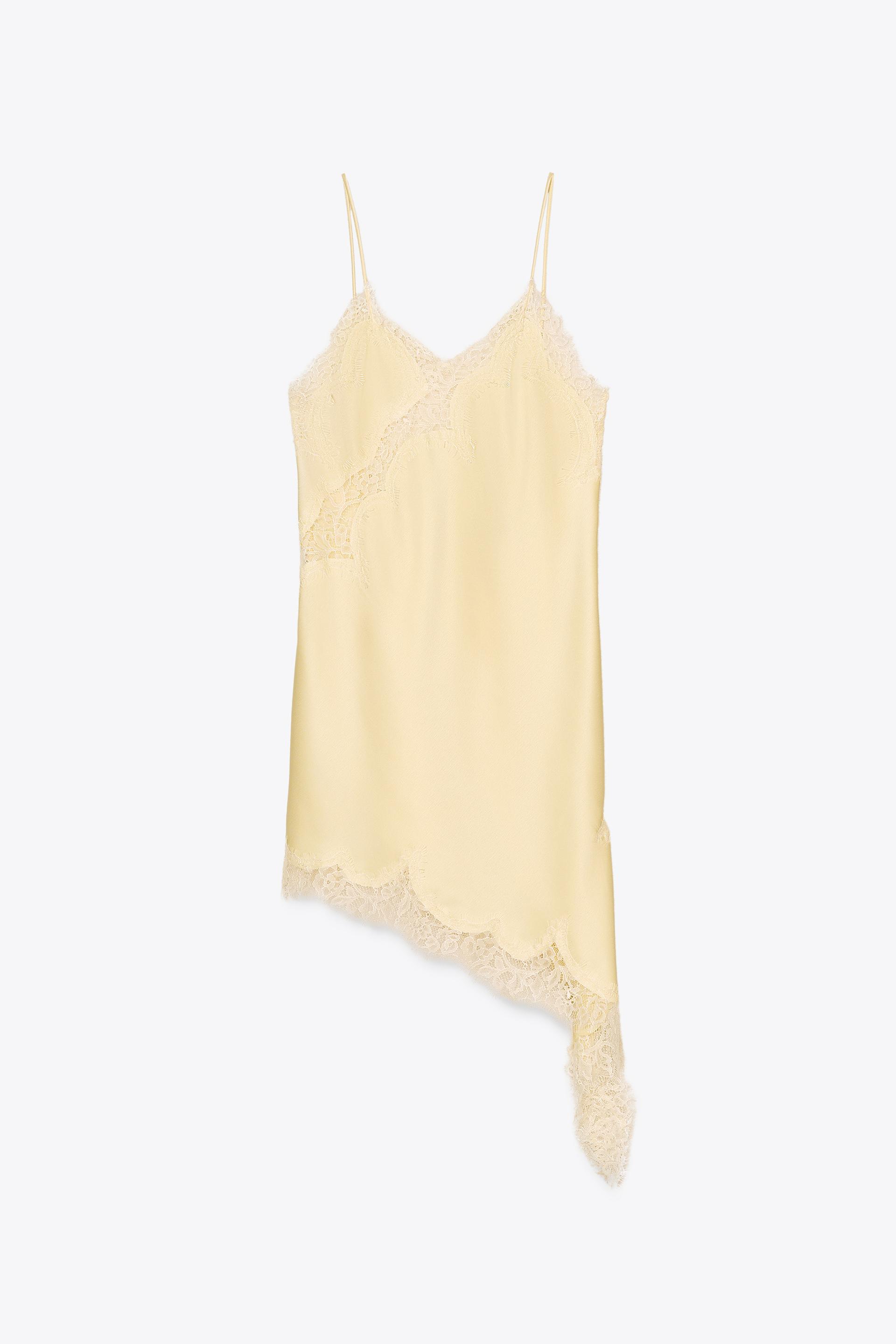 Vestido lencero con bajo asimétrico de Zara.