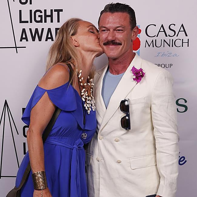 Elisabetta Caraccia y Luke Evans.