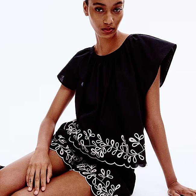 Blusa ancha color negro con detalles a contraste