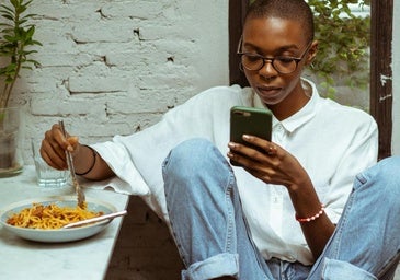 Comer mirando el móvil puede tener consecuencias para tu acumulación de grasa.