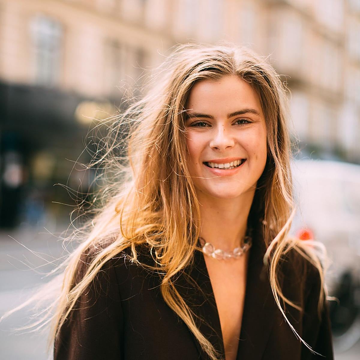 Influencer con maquillaje natural para verano