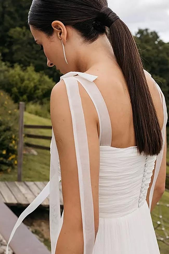 Peinado con coleta baja y lisa.