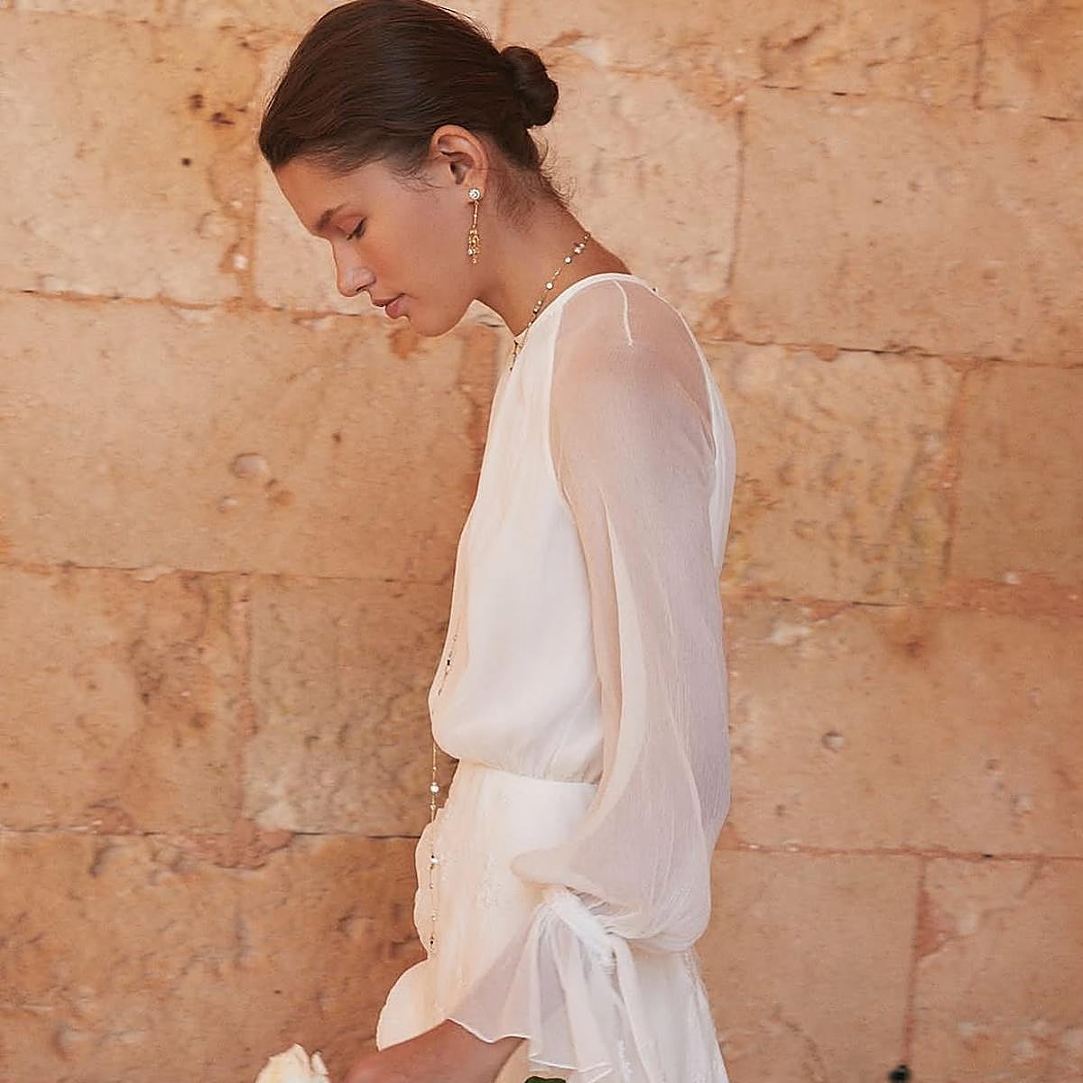 Cuatro ideas de peinados para novias que no quieren pasar calor en junio