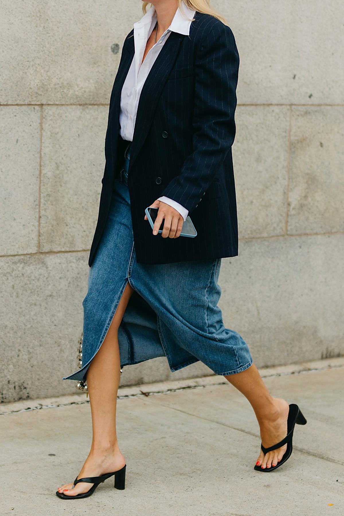 Mujer con sandalias negras