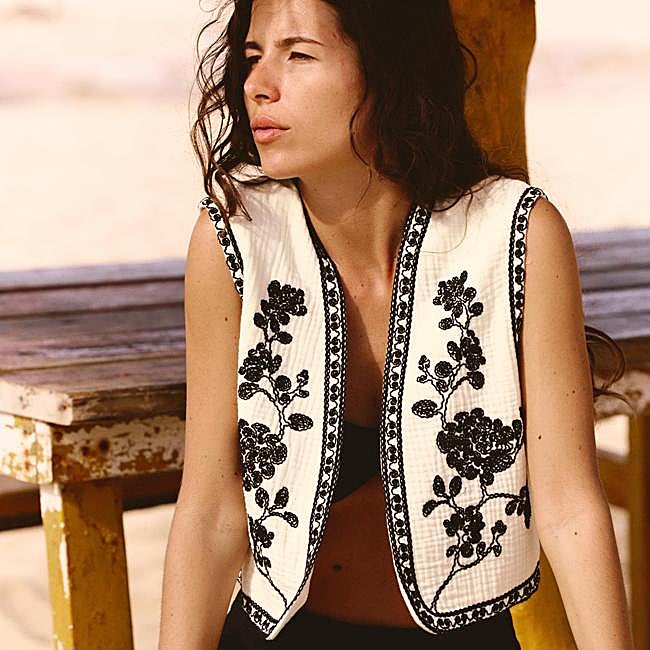 Chaleco con bordados de Zara (29,99 euros)