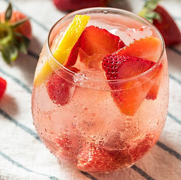 Imagen principal - Cóctel sin alcohol de fresas con agua con gas de Solán de Cabras.