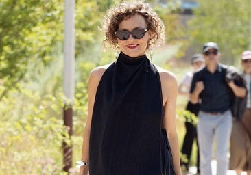 Tops con cuello halter que rejuvenecen y estilizan cualquier look de verano a los 50