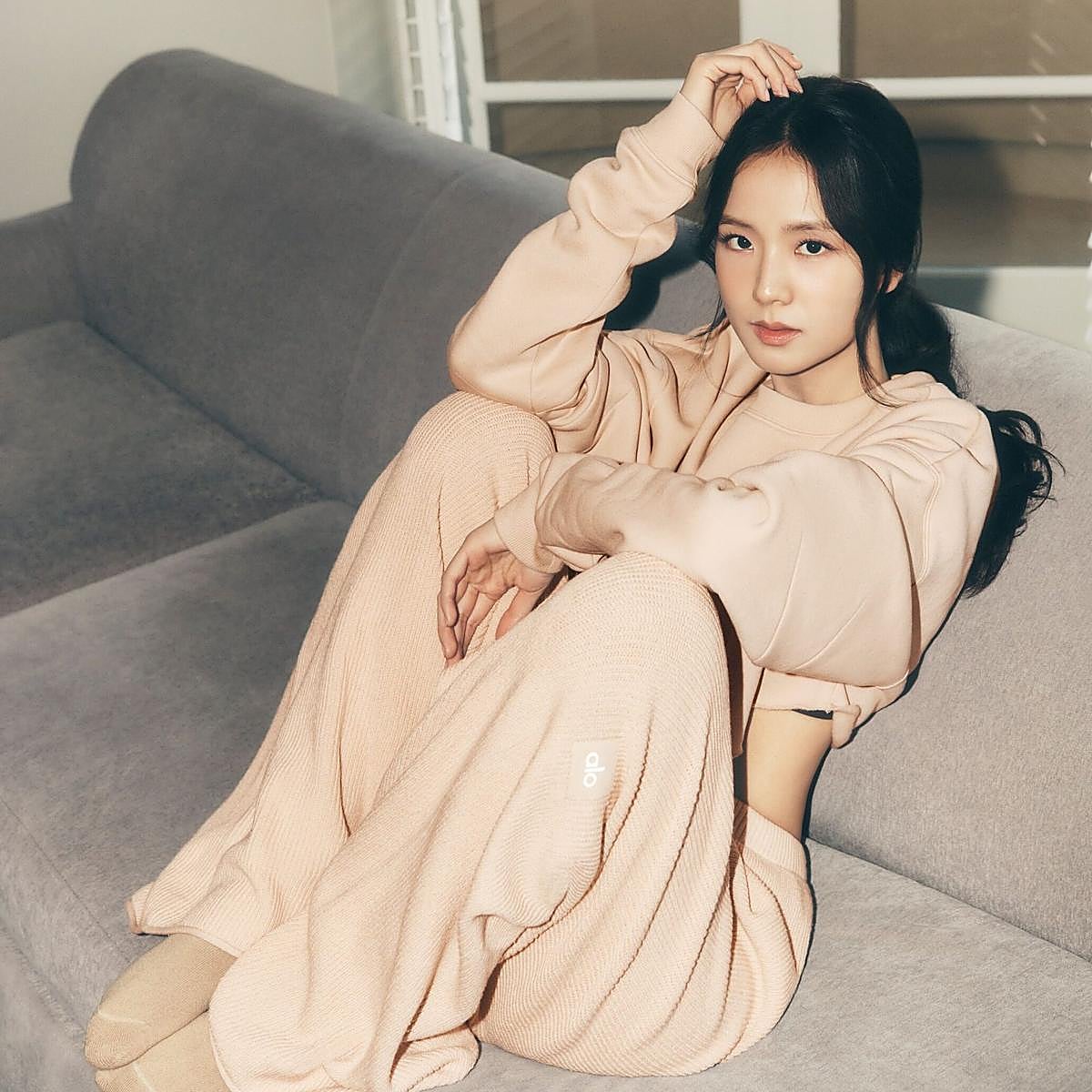 Mujer con un look deportivo.