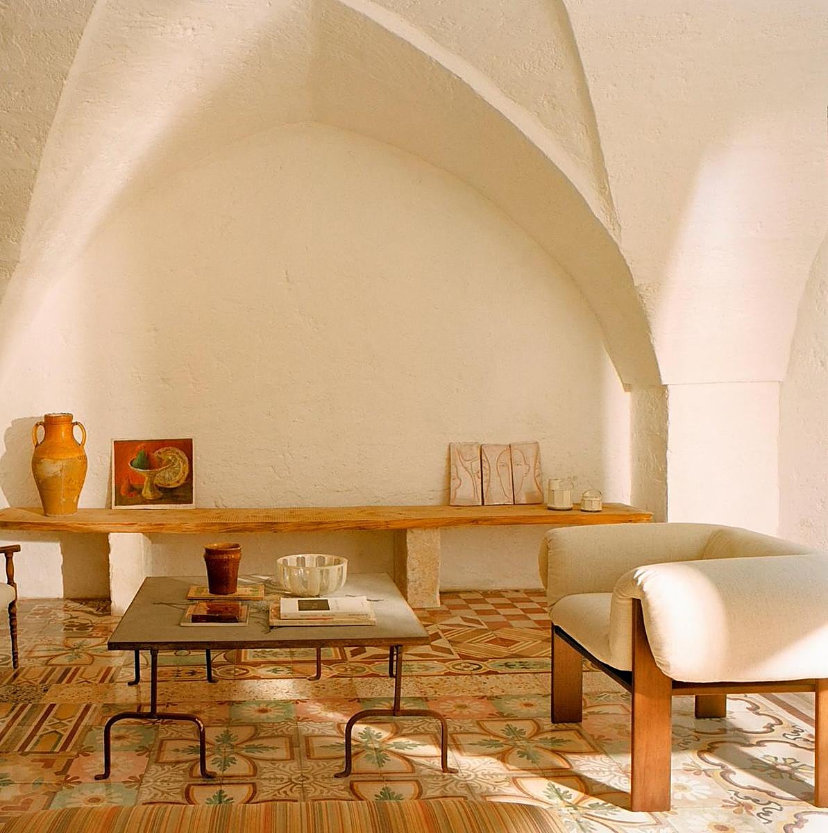 La butaca con estructura y patas de madera, reposabrazos redondeados y superficie acolchada con funda desenfundable en algodón y cáñamo cuesta 399 euros.