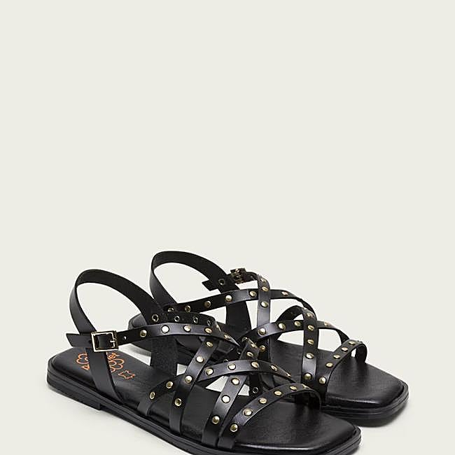 Sandalias negras con tiras y tachuelas de Porronet. 55,95 euros.