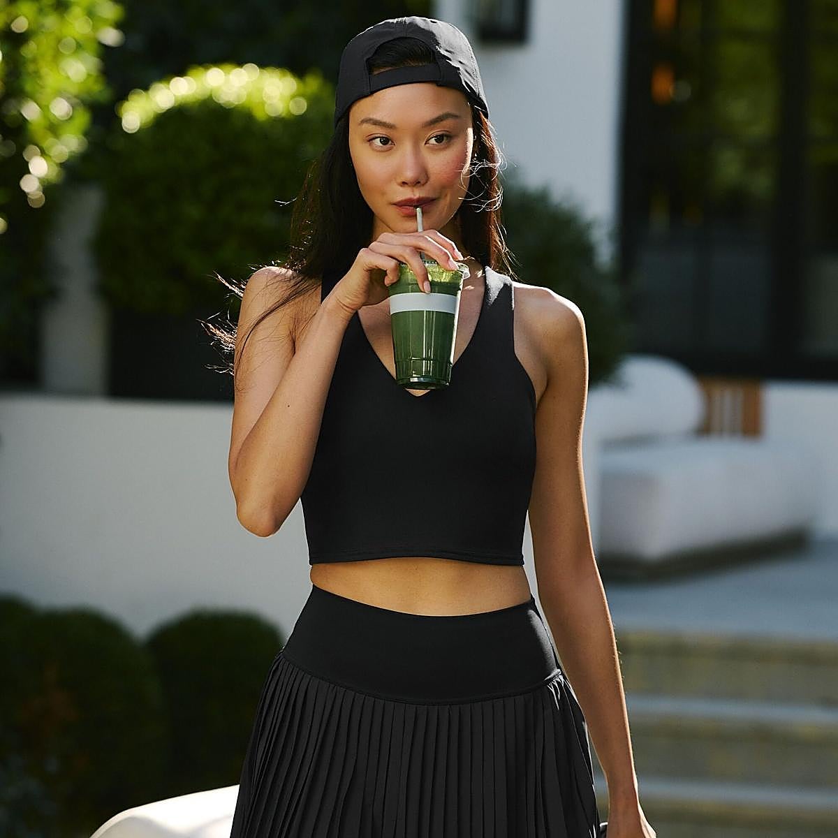 Mujer con un look deportivo.