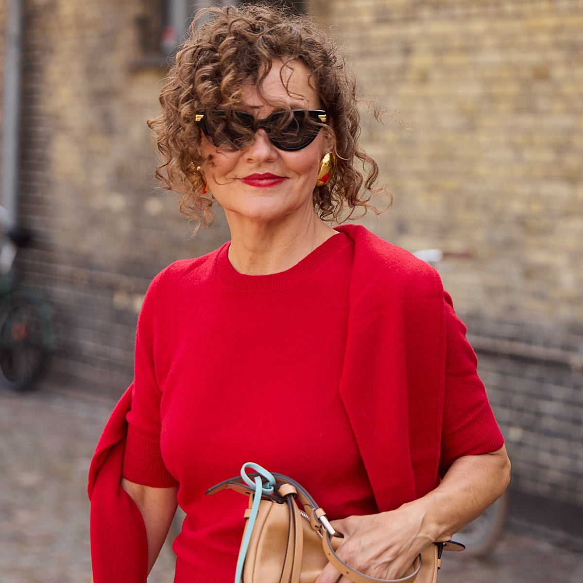 Mujer con labios rojos.