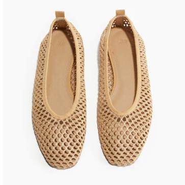 Imagen secundaria 1 - Camiseta Peanuts blanca de Pull and Bear (15,99€)/ Bailarinas trenzadas de H&M (24,99€)/ Pantalón fluido pinzas de Stradivarius (25,99€)