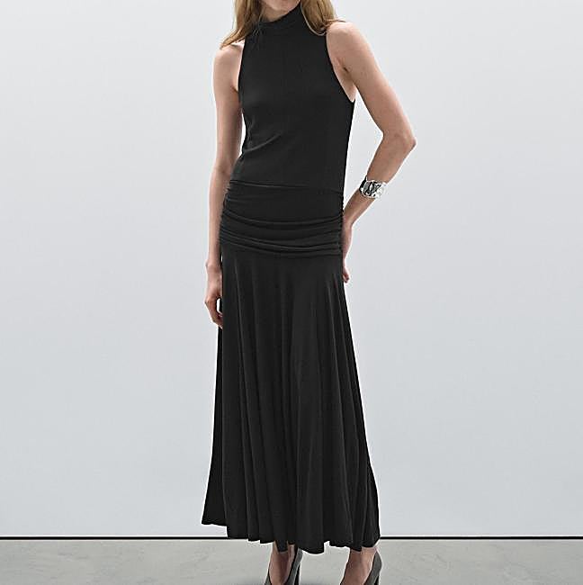 Vestido negro de Massimo Dutti, 129 euros.