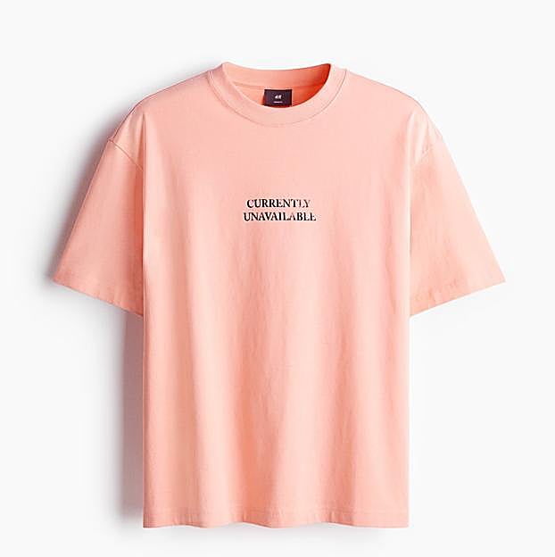 Imagen principal - Camiseta con motivos estampados Loose Fit de H&M (9,99€)/ Zapatillas Saint Louis de Hoff (110€)/ Vestido largo lencero satinado de Massimo Dutti (89,95€)