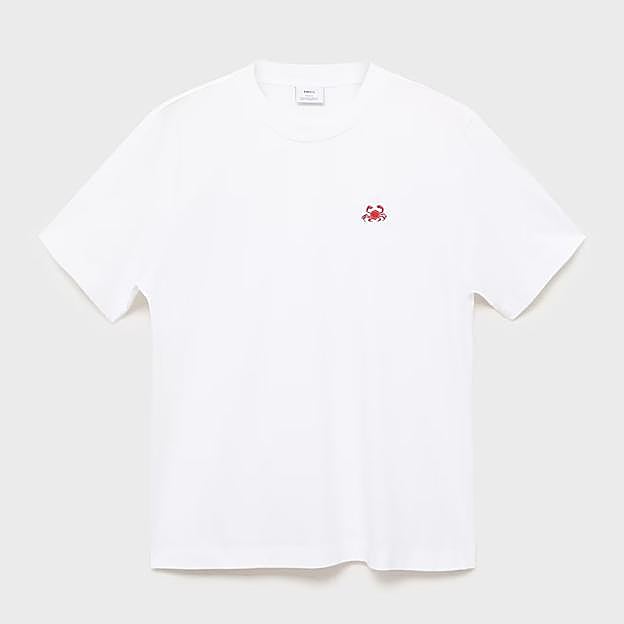 Imagen principal - Camiseta 100% algodón detalle bordado de Mango (22,99€)/ Capazo mini ratán de Pedro del Hierro (69€)/ Bermudas denim TRF mom fit cintura cruzada tiro alto de Zara (22,95€)