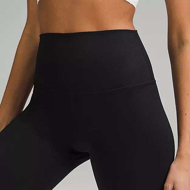 Imagen principal - Leggings piratas acanalados lululemon Align™ de talle alto (69 euros).