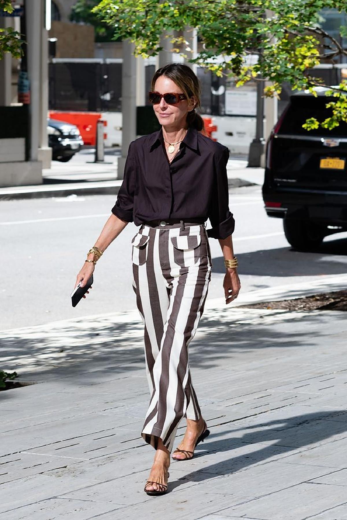 Influencer con pantalones tendencia