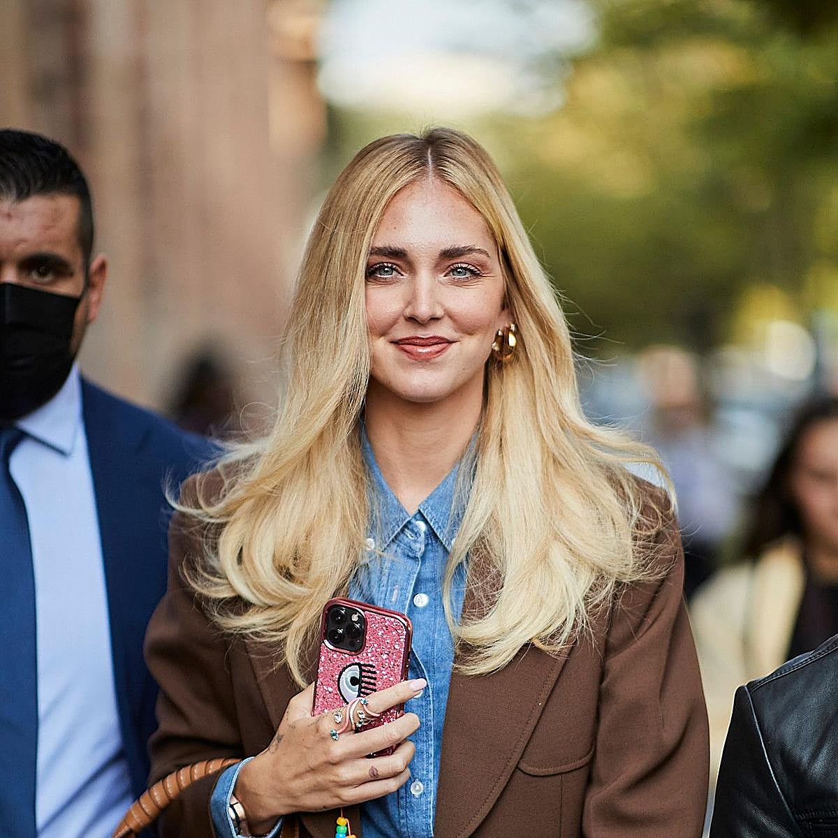 Influencer con pelo rubio