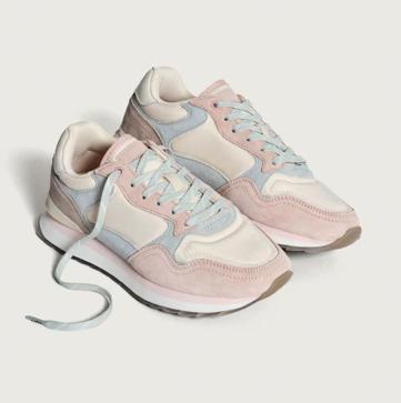 Imagen secundaria 1 - Camiseta con motivos estampados Loose Fit de H&M (9,99€)/ Zapatillas Saint Louis de Hoff (110€)/ Vestido largo lencero satinado de Massimo Dutti (89,95€)