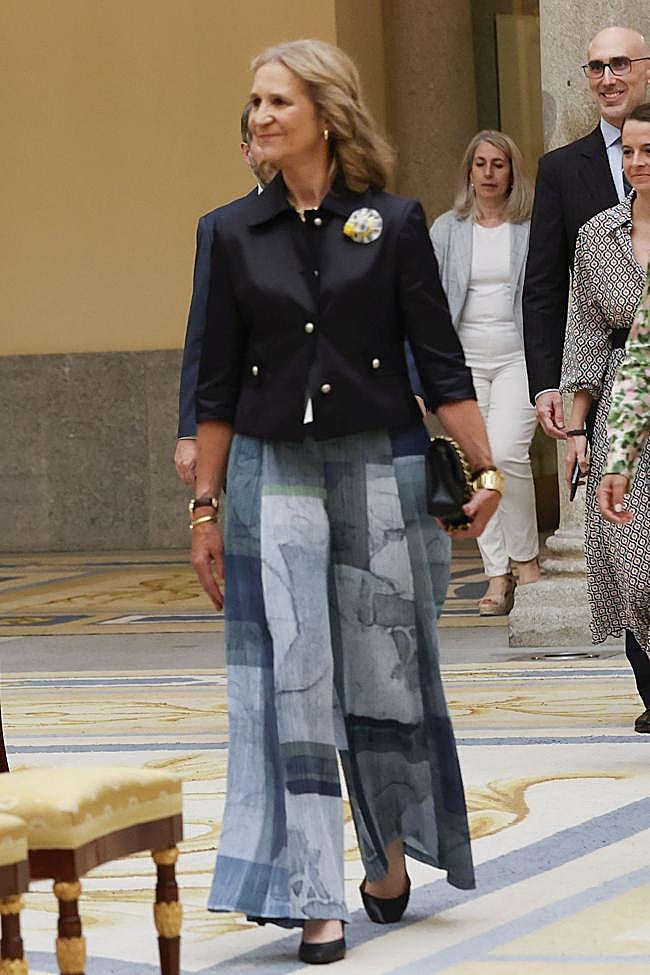 La infanta Elena con unos pantalones de Adolfo Domínguez.