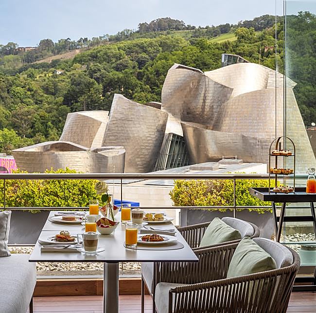 La vista del rooftop de The Artist, con una preciosa estampa del Museo Guggenheim.