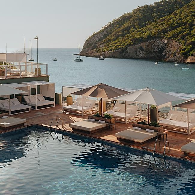 El Hyde Hotel Ibiza cuenta con uno de los espacios más codiciados cada verano en la isla, su espectacular terraza.