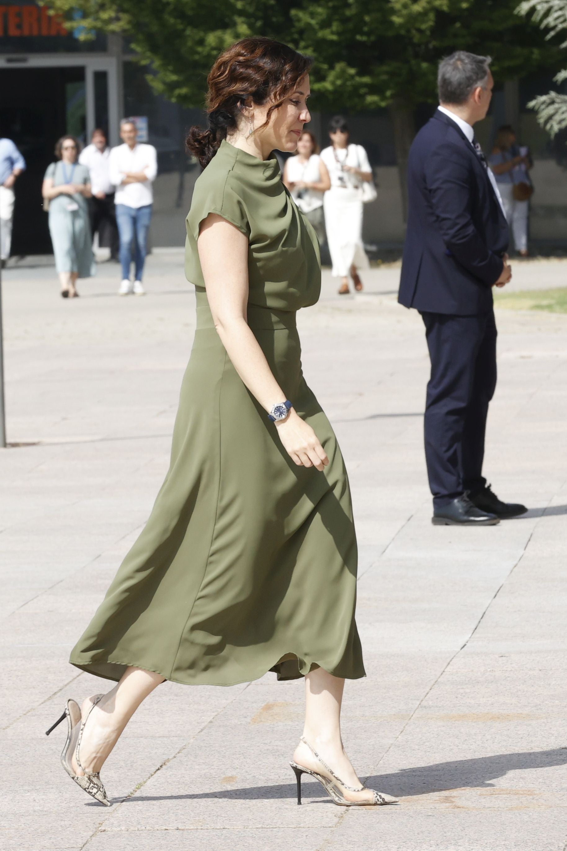 Ayuso con unos zapatos de efecto piel de serpiente de Zara.