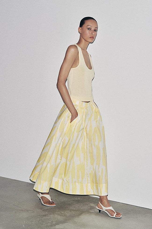 Falda midi estampada de Zara.