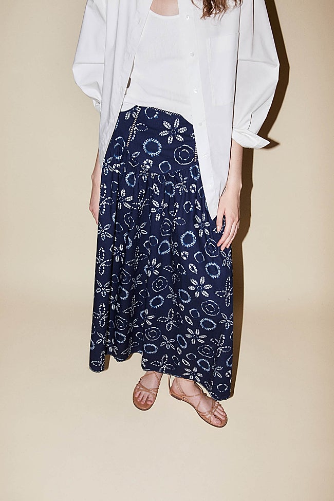 Falda midi calados y estampados.
